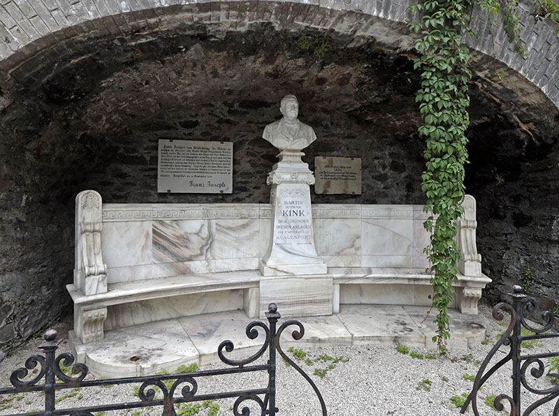 In einem Felsenbogen Kink-Büste auf Steinsockel mit Bank aus Pörtschacher Marmor und Gedenktafeln©StadtPresse/Eggenberger