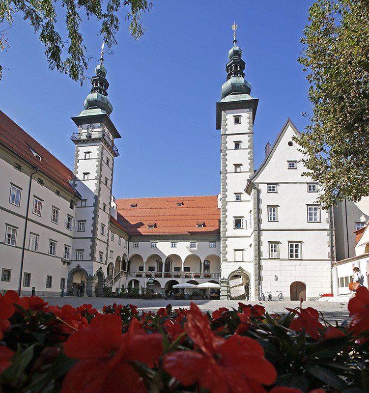 Blick in den Landhaushof mit Arkadengängen und Türmen, im Vordergrund Blumenbeet©StadtPresse/Eggenberger