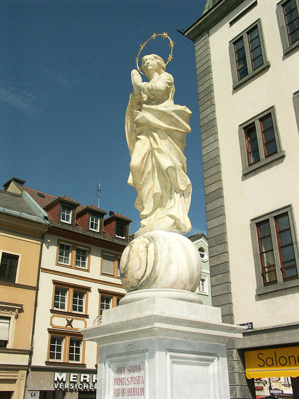 Marienstatue mit Sternenkranz und gefalteten Händen©StadtPresse