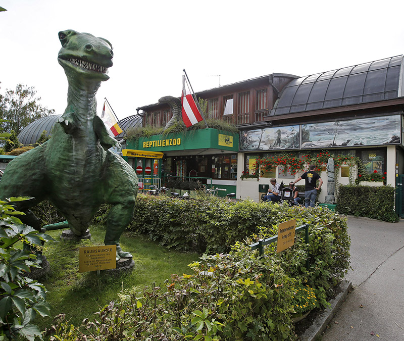 Eingang zum Reptilienzoo mit übergroßem Dino und einer Schlange auf dem Dach©StadtPresse/Eggenberger