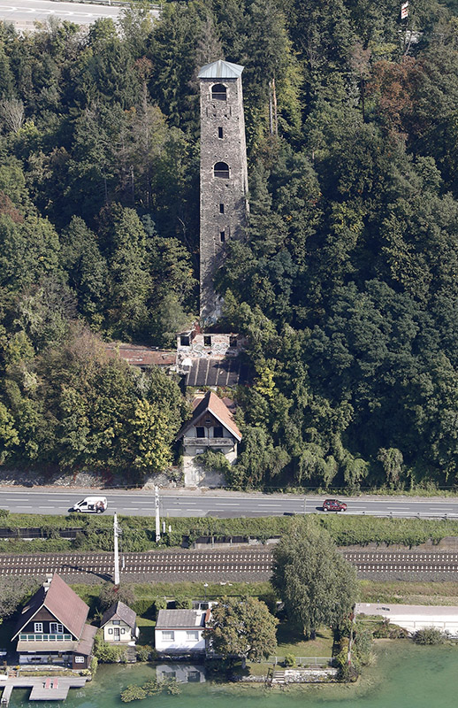 Schrotturm mit Straße, Häusern und See im Vordergrund©StadtPresse/Eggenberger