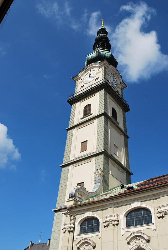 Stadtpfarrturm vor blauem Himmel©StadtPresse