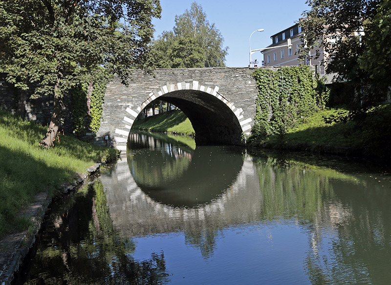Der Bogen der Steinernen Brücke spiegelt sich im Lendkanal©StadtPresse/Eggenberger