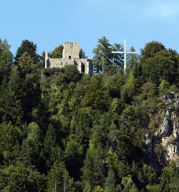 Blick auf den Ulrichsberg mit Felshang rechts, Kreuz und Ruine©StadtPresse/Eggenberger
