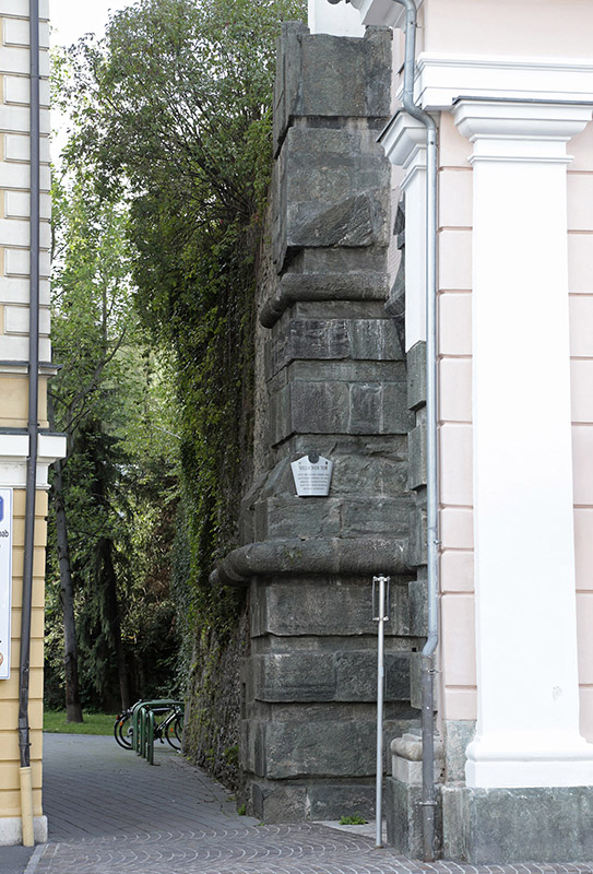 Die dunklen Mauerreste des einstigen Villacher Tores und der Stadtmauer an einer Hausmauer©StadtPresse/Eggenberger