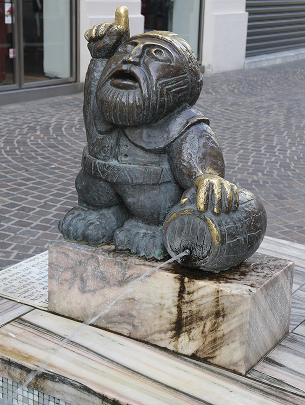 Die Skulptur von Heinz Goll. Mahnend hebt das Wörtherseemandl seinen Zeigefinger, während aus seinem Fass schon unaufhörlich Wasser rinnt©StadtPresse/Eggenberger