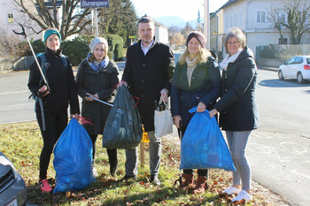 Theresa Kummer, Claudia Müller, Entsorgungsreferent StR. Wolfgang Germ, Gabi Egger und Mag. Ulrike Werzin (Abfallbeauftragte der Stadt) mit dem eingesammelten Müll (v.l.n.r.). Foto: StadtPresse/Spatzek