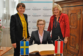 Botschafterin Mikaela Kumlin Granit besuchte mit Honorarkonsulin Dr. Herta Stockbauer Bürgermeisterin Dr. Maria-Luise Mathiaschitz im Rathaus und trug sich in das Goldene Buch ein