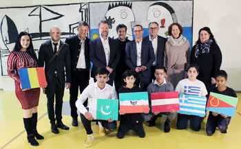 Gemeinsam feierten die Vertreter aus der Stadtpolitik, dem Schulamt, sowie Schüler und Eltern die abgeschlossenen Sanierungsarbeiten und hießen die NMS 12 am Bildungscampus#Süd willkommen. Foto: StadtPresse/Spatzek