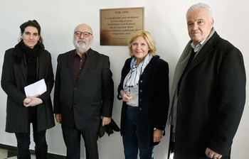 Bürgermeisterin Mathiaschitz, Günter Schmidauer, Elisabeth Erler, Vinzenz Jobst vor der Gedenktafel im Stadthaus©StadtPresse/Fritz