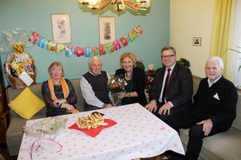 Zum 100. Geburtstag wurde gemeinsam angestoßen. Am Bild: Susanne Peck, Jubilar Max Müllner, Bgm. Dr. Maria-Luise Mathiaschitz, Mag. Clemens Aigner (STW Vorstand) und Dipl. Ing. Rudolf Peck (v.l.n.r.). Foto: StadtPresse/Spatzek