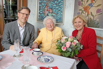Bürgermeisterin Dr. Maria-Luise Mathiaschitz gratulierte Katharina Hönigmann im Beisein von Sohn Tono herzlich zum 100. Geburtstag.  Foto: StadtPresse/Burgstaller