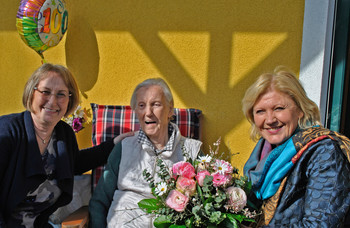 Bürgermeisterin Dr. Maria-Luise Mathiaschitz mit dem Geburtstagskind Antonia Mühleder und ihrer Tochter Gertrude Winkler.  Foto: StadtPresse/JG