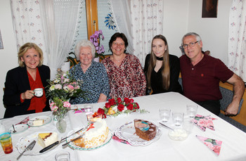 Am Bild: Bürgermeisterin Dr. Maria-Luise Mathiaschitz, Geburtstagskind Maria Stattmann, Tochter Barbara, Enkelin Christina und Schwiegersohn Siegfried. Foto: StadtPresse/Spatzek