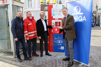 Ernst Motschilnig, Helmut Sagerschnig, Gesundheitsreferent StR. Mag. Franz Petritz und Dr. Hannes Kuschnig präsentieren erste Defibrillatorsäule. Foto: StadtPresse/Klagenfurt