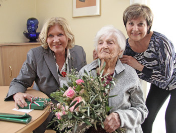 Bgm Dr. Maria-Luise Mathiaschitz gratuliert Theresia Plasounig, dieam Sonntag 101 Jahre wird Foto: StadtPresse/Burgstaller