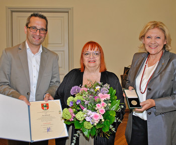 Bürgermeisterin Dr. Maria-Luise Mathiaschitz und Stadtrat Mag. Franz Petritz mit Ilse Gerhardt bei der Verleihung des Ehrpfennigs. Foto: StadtPresse/JG