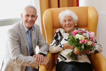 Vizebürgermeister Jürgen Pfeiler gratulierte Emma Bracher zu ihrem 101. Geburtstag.  Foto: StadtPresse/Wajand