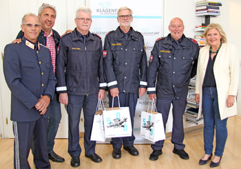 Bgm Dr. Maria-Luise Mathiaschitz mit Manfred Poms, Helmut Treffer von der Personalvertretung der Polizei (v.l.) sowie den geehrten Polizisten.  Foto: StadtPresse/Burgstaller