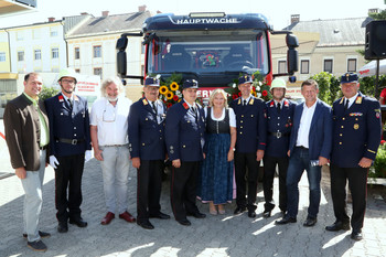 StR Markus Geiger und Frank Frey sowie Bgm Dr. Maria-Luise Mathiaschitz und Feuerwehrreferent StR Christian Scheider feiern 155-Jahr-Jubiläum der FF Hauptwache mit. Foto: StadtPresse/Wajand