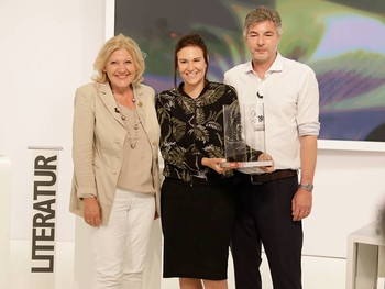 Bachmann-Preisträgerin 2019 Birgit Birnbacher mit Bürgermeisterin Maria Luise Mathiaschitz und Stefan Gmünder. Foto © Walter Fritz