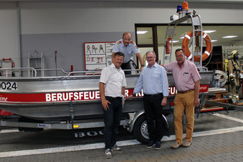 Feuerwehrreferent StR Christian Scheider, BF-Kommandant Gottfried Strieder, Prim. Dr. Wilhelm Kaulfersch und Erwin Stocker vom Zivilschutzverband bei einem gemeinsamen Pressegespräch. Foto: StadtPresse/Spatzek