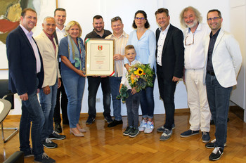 Bürgermeisterin Dr. Maria-Luise Mathiaschitz und die Mitglieder des Stadtsenates verliehen das Stadtwappen an die Familie Korbelius. Foto: StadtPresse/Spatzek
