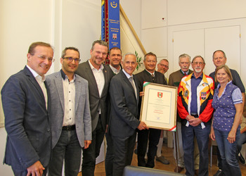 Vzbgm Jürgen Pfeiler, Vzbgm Wolfgang Germ und die StR Markus Geiger und Mag. Franz Petritz überreichen Klagenfurter Stadtwappen an die Sponheimer Schützen  Foto: StadtPresse/Burgstaller