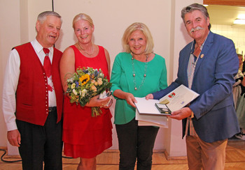 Bgm Dr. Maria-Luise Mathiaschitz übergab an Ing. Karl Weger im Beisein seiner Gattin Marianne und Helmuth Palko den Ehrpfennig.  Foto: StadtPresse/Burgstaller