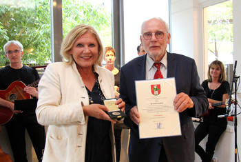 Bürgermeisterin Dr. Maria-Luise Mathiaschitz übergab an Dr. Erich Lindner den Ehrpfennig.  Foto: StadtPresse/Burgstaller