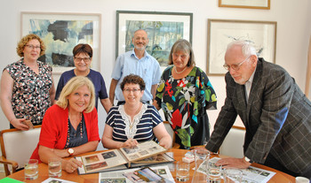 Bgm Dr. Maria-Luise Mathiaschitz mit Limor Shtierman, Shiria und David Schuldmann, Mag. Eva Janica (Abt. Protokoll), Dr. Erich Lindner und Talia Shochat (sitzend rechts). Foto: StadtPresse/JG