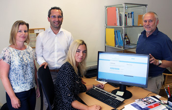 Mag. Petra Hinteregger, Gesundheitsreferent StR Franz Petritz, Dr. Sandra Brenner und Ernst Nagelschmied stellen die neue Online-Beratung der städtischen Spielsuchtberatung vor. Foto: StadtPresse/Spatzek