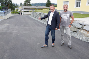 Straßenbaureferent Stadtrat Christian Scheider und Ing. Jürgen Mitteregger besichtigen die sanierte Fahrbahn im Anton-Fuchs-Weg. Foto: StadtPresse/Wajand