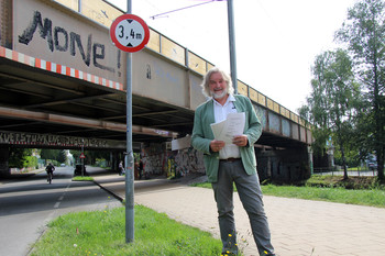 title="Stadtrat Frank Frey bei der Eisenbahnbrücke Tarviser Straße"