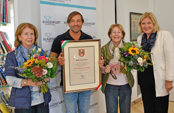 Freuten sich über die Ehrung und den Besuch bei der Bürgermeisterin: Renate Schulzer, Mark Fessl und Stefanie Frank mit Bürgermeisterin Dr. Maria-Luise Mathiaschitz. Foto: StadtPresse/JG