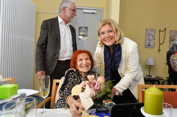 Herzliche Glückwünsche zum Geburtstag für Adrienne Pokorny: Bürgermeisterin Dr. Maria-Luise Mathiaschitz und Caritas-Direktor Dr. Josef Marketz. © StadtPresse / Bauer