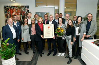 Bgm Dr. Maria-Luise Mathiaschitz mit StR Mag. Franz Petritz, GR Erich Wappis, Vzbgm Wolfgang Germ und StR Frank Frey übergaben das Stadtwappen an Herbert und Nicole Maierhofer, Filip Ogris-Martic und Mitarbeiter der Maierhofer Gruppe