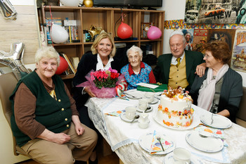 Bürgermeisterin Dr. Maria-Luise Mathiaschitz gratulierte Rosalia Wutte zum 100. Geburtstag.  Foto: StadtPresse/Fritz