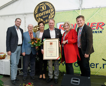 Bgm Dr. Maria-Luise Mathiaschitz, Wirtschaftsreferent StR Markus Geiger und StR Christian Scheider übergaben das Stadtwappen an Manfred, Judith und Paul Roither. Foto: StadtPresse/Fritz