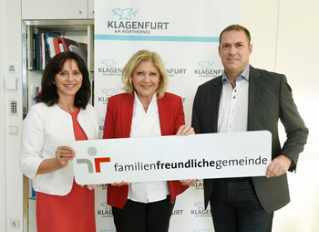 Bgm Dr. Maria-Luise Mathiaschitz mit Familienreferent StR Markus Geiger und Astrid Kumer-Daxerer vom Büro für Frauen, Chancengleichheit und Generationen. Foto: StadtPresse/Fritz