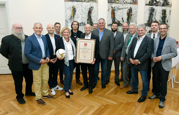 Bgm Dr. Maria-Luise Mathiaschitz, Sportreferent Vzbgm Jürgen Pfeiler und StR Franz Petritz überreichten dem Vorstand des SV Donau die Dank- und Anerkennungsurkunde. Foto: StadtPresse/Walter Fritz