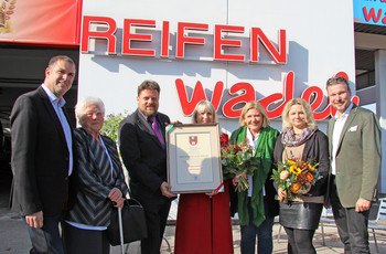 Bgm Dr. Maria-Luise Mathiaschitz gratuliert mit Vzbgm Wolfgang Germ und StR Markus Geiger Herbert, Elisabeth, Michaela und Tante Angela Wadel zum Stadtwappen.  Foto: StadtPresse/Burgstaller