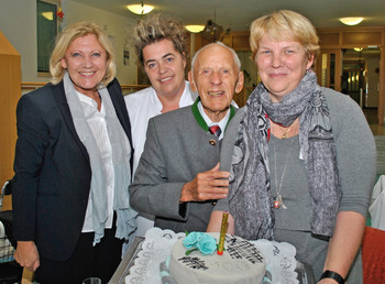 Bgm Dr. Maria-Luise Mathiaschitz mit Franz Rabitsch, Elke Brunner (Heimleitung Hülgerthpark) sowie Annamarie Simtschitsch, die für die leckere Torte verantwortlich war.