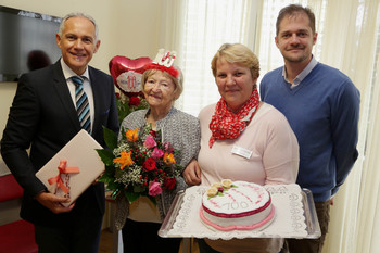 Vzbgm. Jürgen Pfeiler, die Jubilarin, Elke Brunner (Heimleitung) und Mag. Mauthner, Leiter der Sozialabteilung, Stadt Klagenfurt.©StadtPresse/Wajand