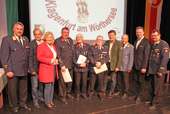 Bgm Dr. Maria-Luise Mathiaschitz, Vzbgm Wolfgang Germ, StR Christian Scheider, Dietmar Hirm, Lukas Arnold, Ing. Gottfried Strieder mit Florianijüngern Foto: StadtPresse/Burgstaller