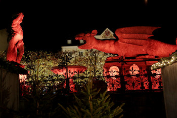 Lindwurm am Neuen Platz in roter Beleuchtung