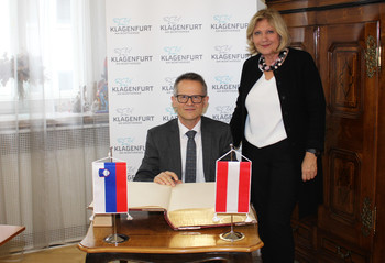 Generalkonsul Dr. Anton Novak besuchte Bgm Dr. Maria-Luise Mathiaschitz und trug sich in das Goldene Buch ein. Foto: StadtPresse/Klagenfurt