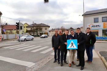 Vertreter von Stadt und Land besichtigen die neu eingerichtete Druckknopfampel in der Völkermarkter Straße. Foto: Büro LR Gruber/Taltavull