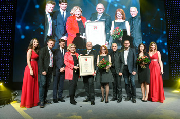 Bgm Dr. Maria-Luise Mathiaschitz, Vzbgm Jürgen Pfeiler und der StR Christian Scheider und Markus Geiger überreichen das Stadtwappen. Foto: StadtPresse/Walter Fritz