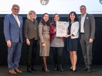 Das Zertifikat „familienfreundlichegemeinde“ durch Bundesministerin Mag. Ines Stilling nahmen für die Landeshauptstadt Klagenfurt StR Markus Geiger, Mag. Astrid Malle und Astrid Kumer-Daxerer entgegen. Foto: Harald Schlossko